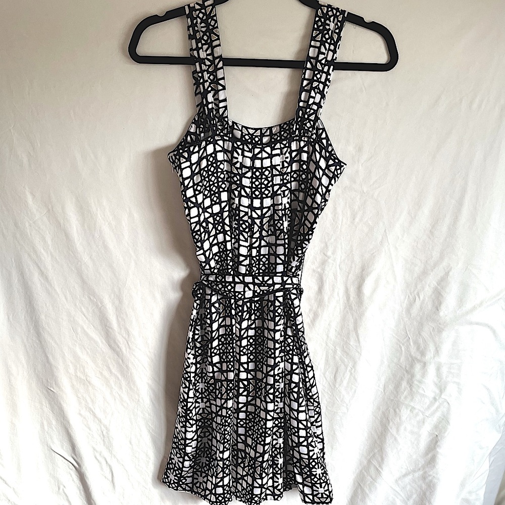**NWOT** WHITE HOUSE BLACK MARKET, Geometric Pattern Silk Dress w/sash belt - Picture 10 of 11